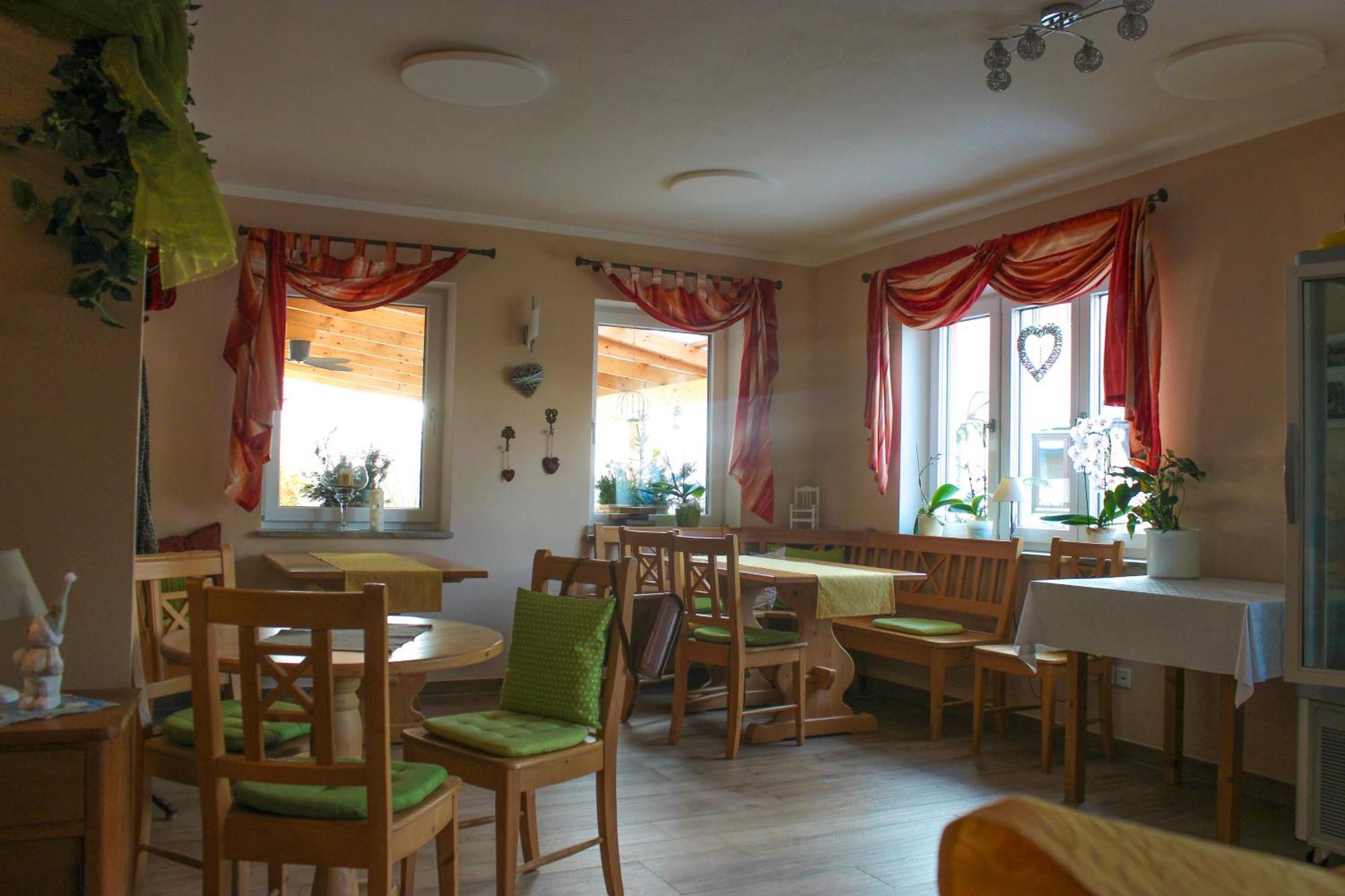 Wirtsberg Pension & Cafe Эхинг Экстерьер фото